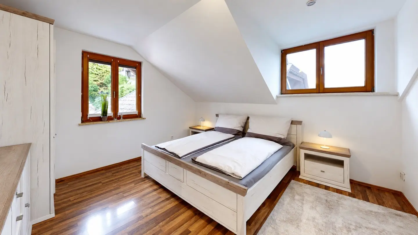 Ferienwohnung mit sonnigem Balkon und Parkettboden in ruhiger Naturlage