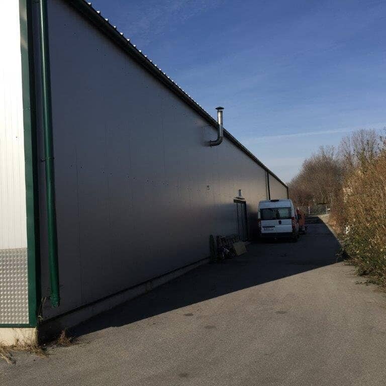Warehouse with sectional door in Brunn am Gebirge