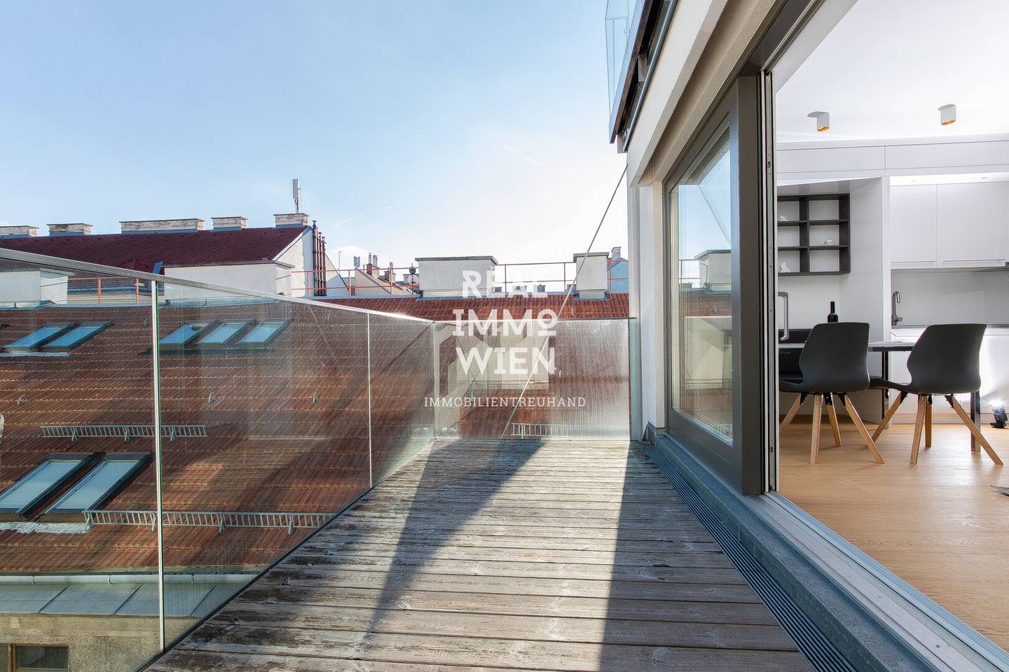 Penthouse apartment with balcony and west-facing terrace