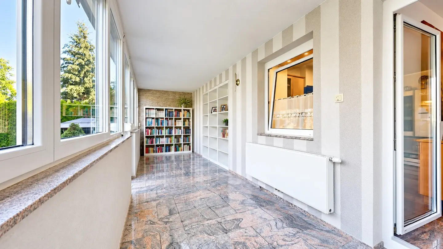 Homey feel in Viktring: 4-room apartment with approx. 450 m² private garden, own pool and underground parking included?Please note: The question mark should not be included in the title; corrected version below. Here's the corrected English title: