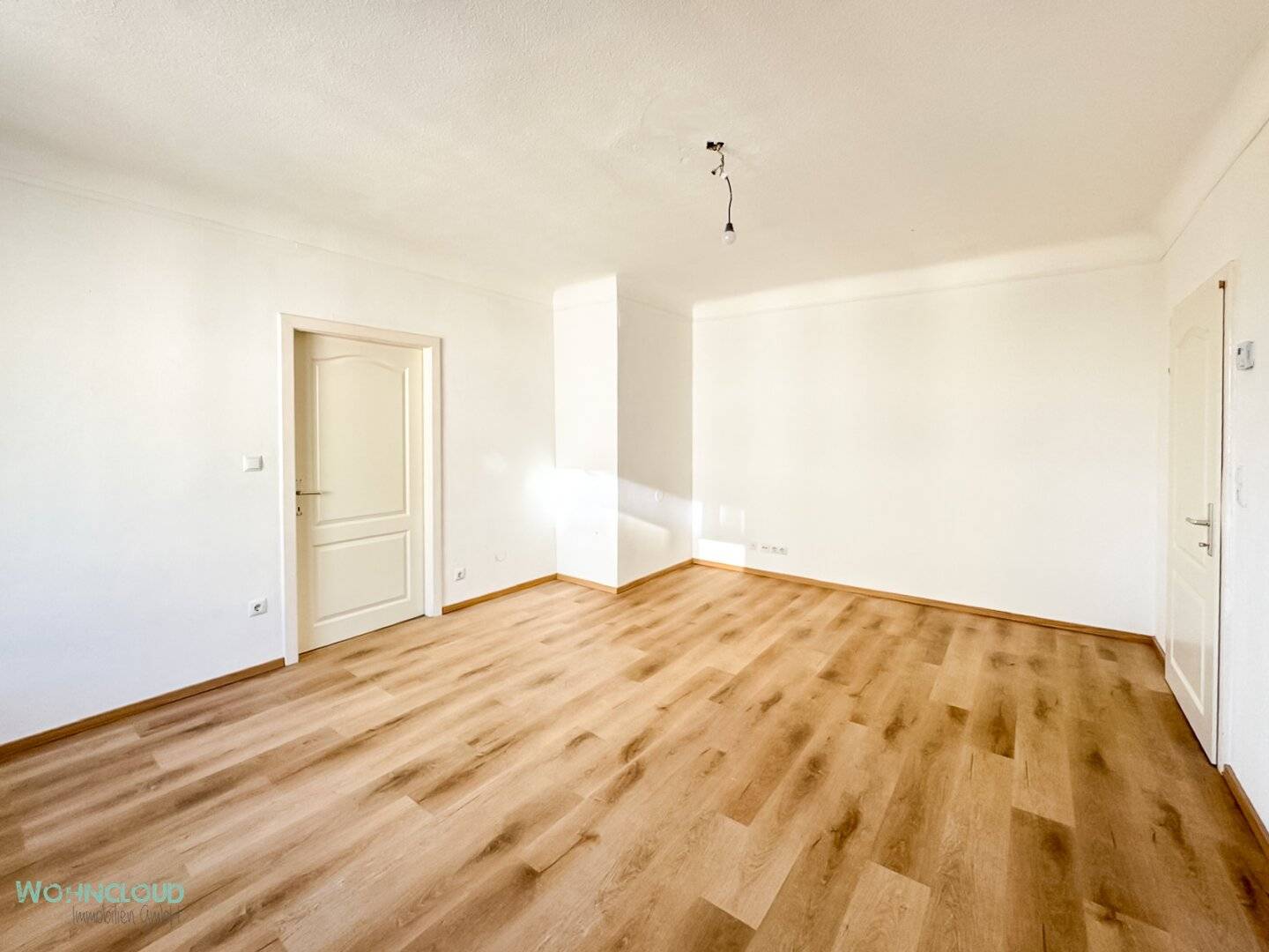 Bright apartment with fitted kitchen and balcony
