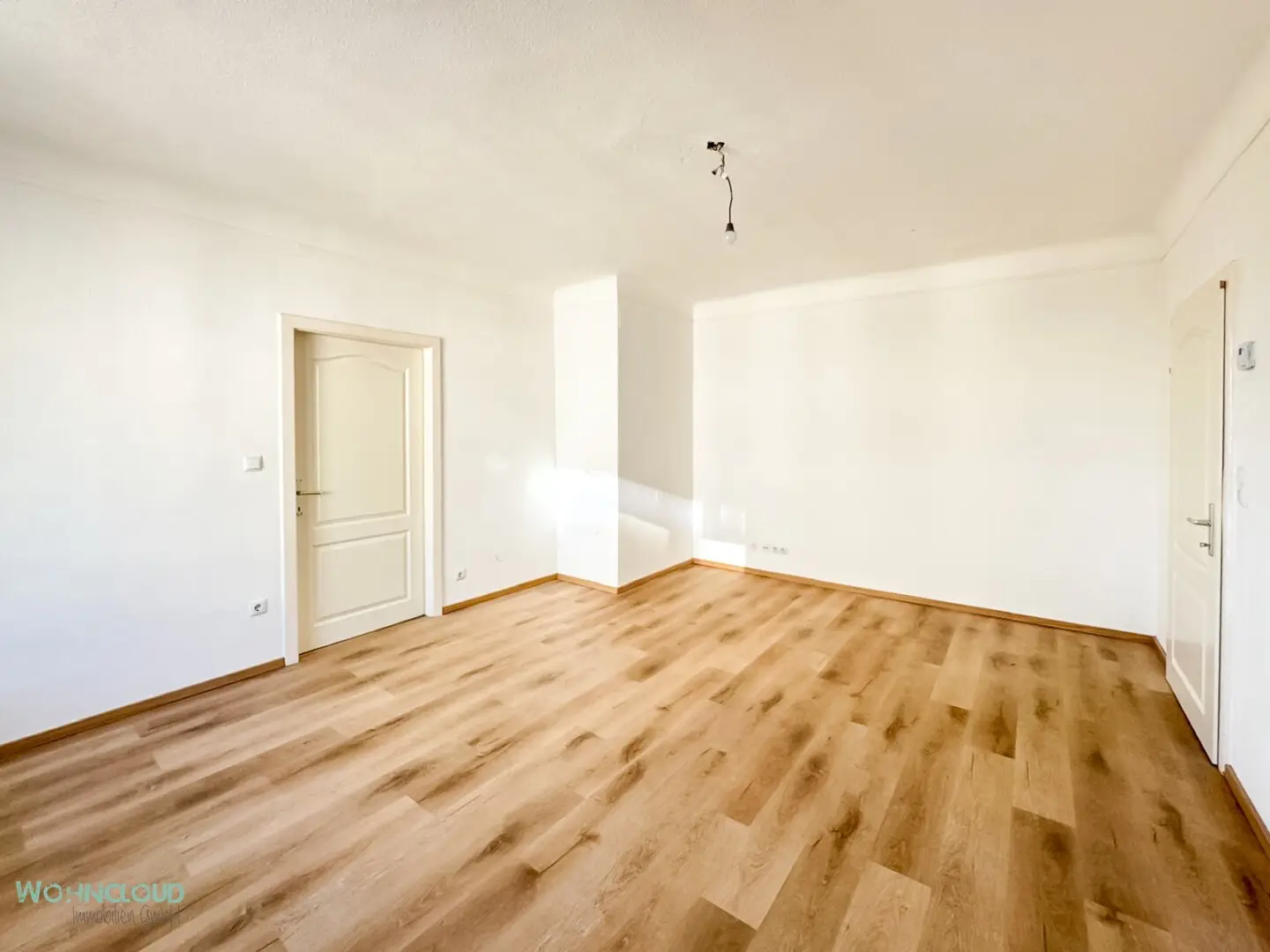 Bright apartment with fitted kitchen and balcony