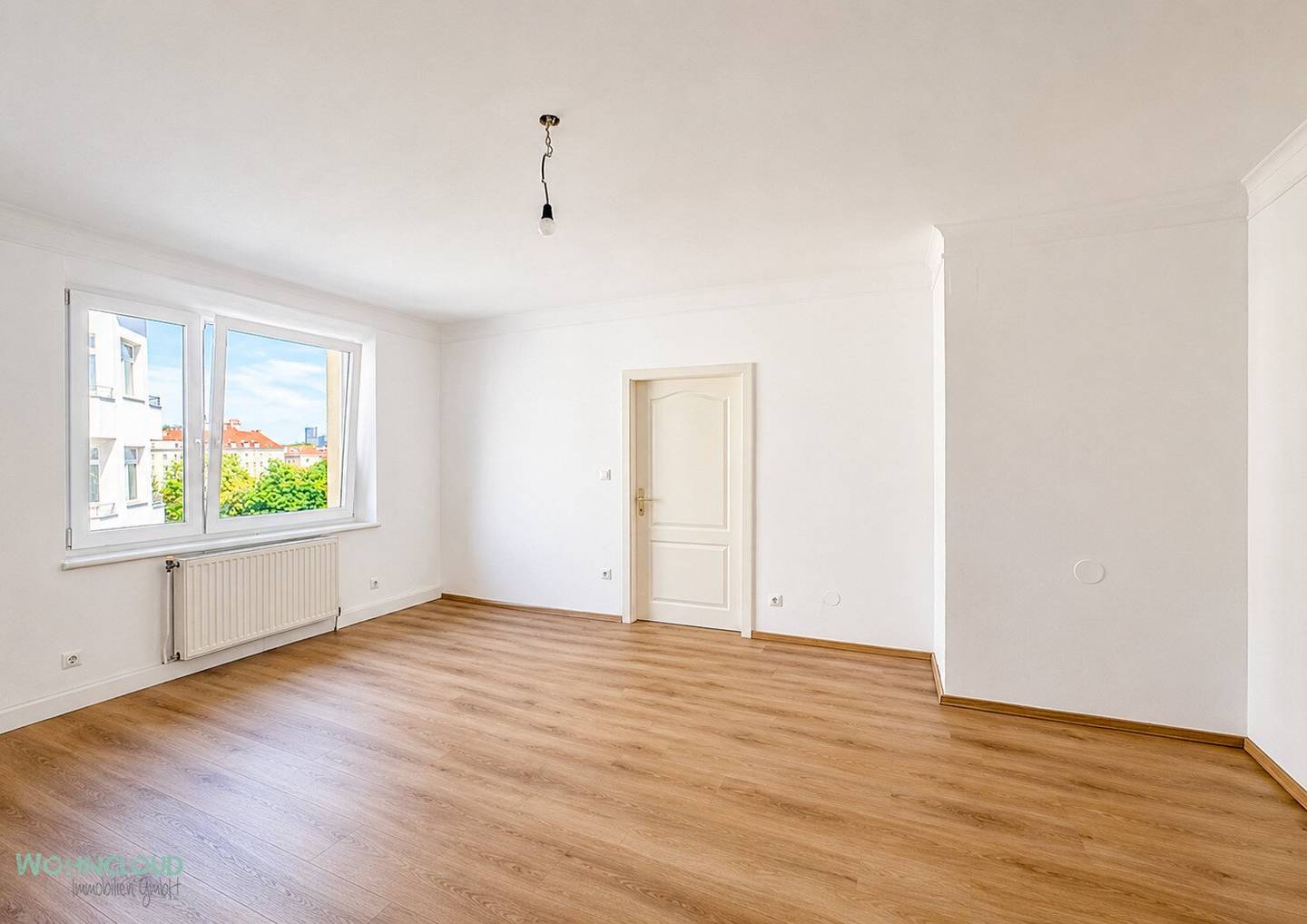 Bright apartment with fitted kitchen and balcony