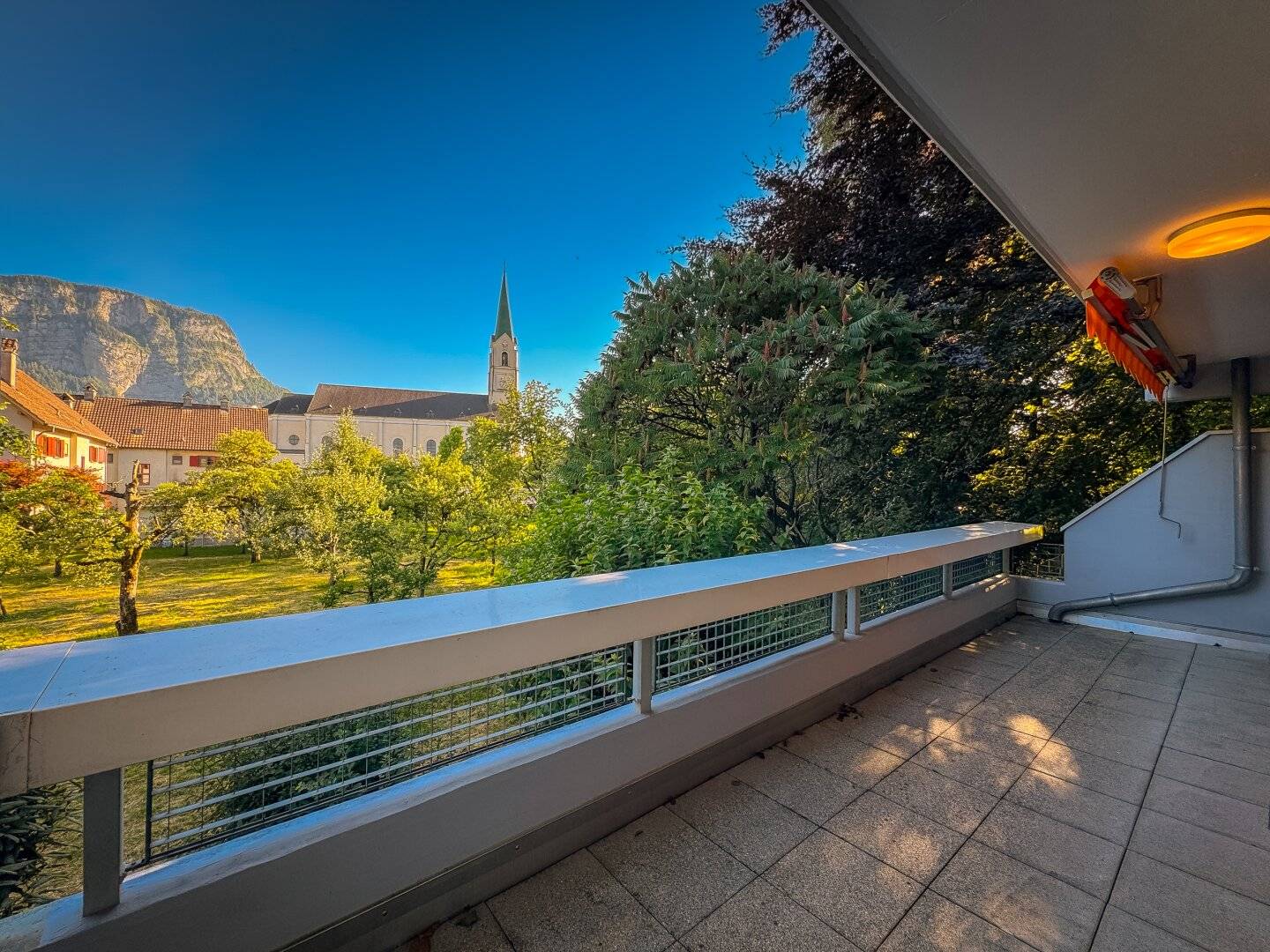 Erdgeschosswohnung mit sonniger Terrasse und Bergblick