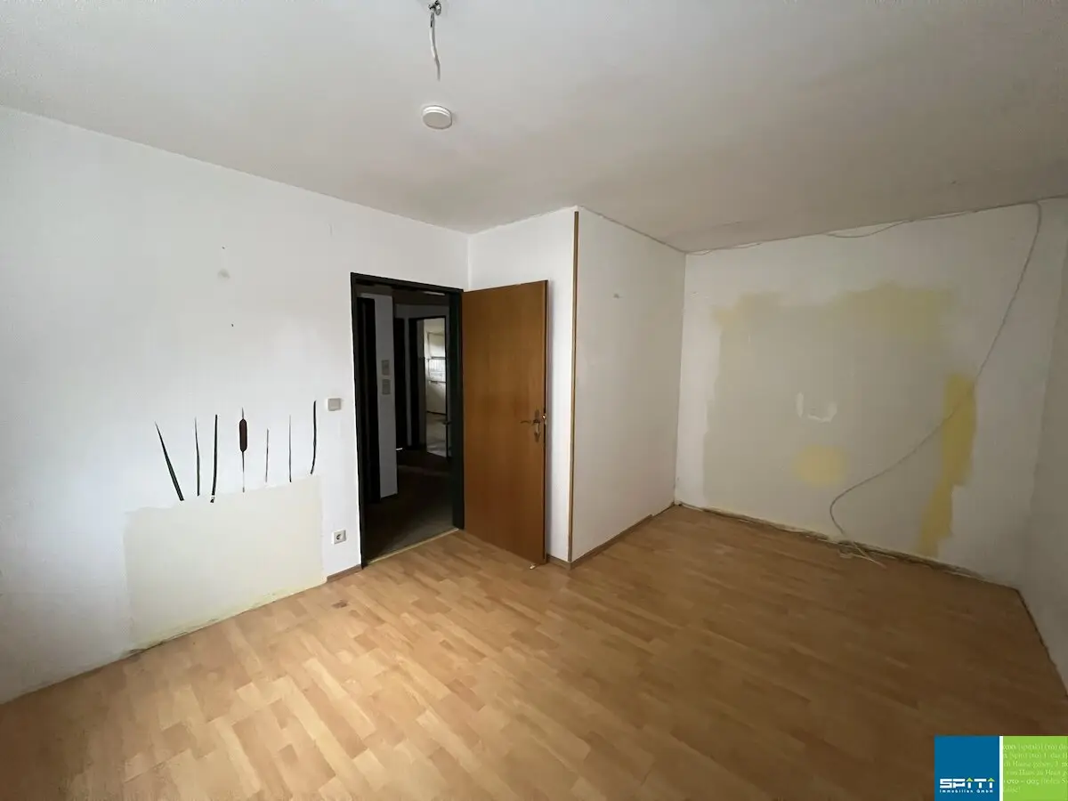 Erdgeschosswohnung mit Loggia und Parkplatz