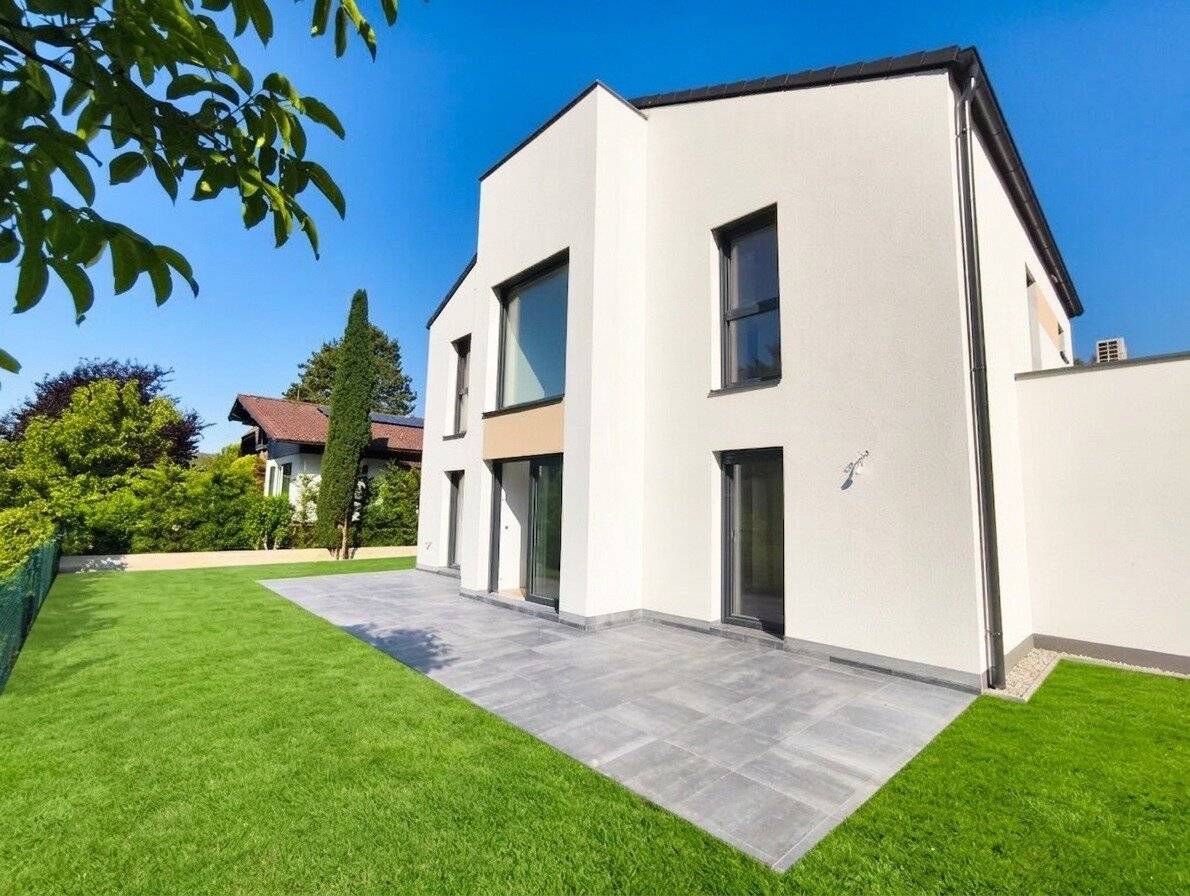 Schlüsselfertiges Einfamilienhaus mit Garten und Garage