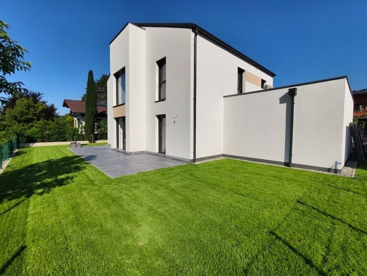 Schlüsselfertiges Einfamilienhaus mit Garten und Garage