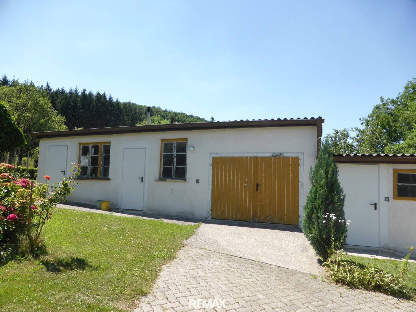 Einfamilienhaus mit Garten und Nebengebäuden am Waldrand