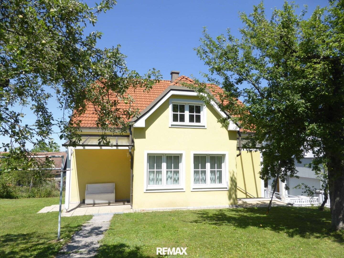 Einfamilienhaus mit Garten und Nebengebäuden am Waldrand