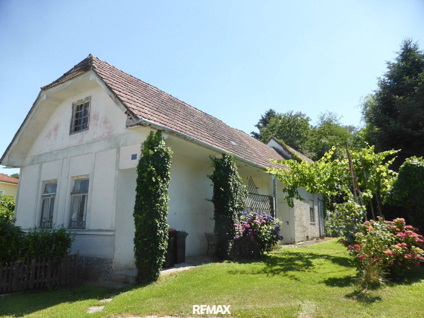 Einfamilienhaus mit Garten und Nebengebäuden am Waldrand