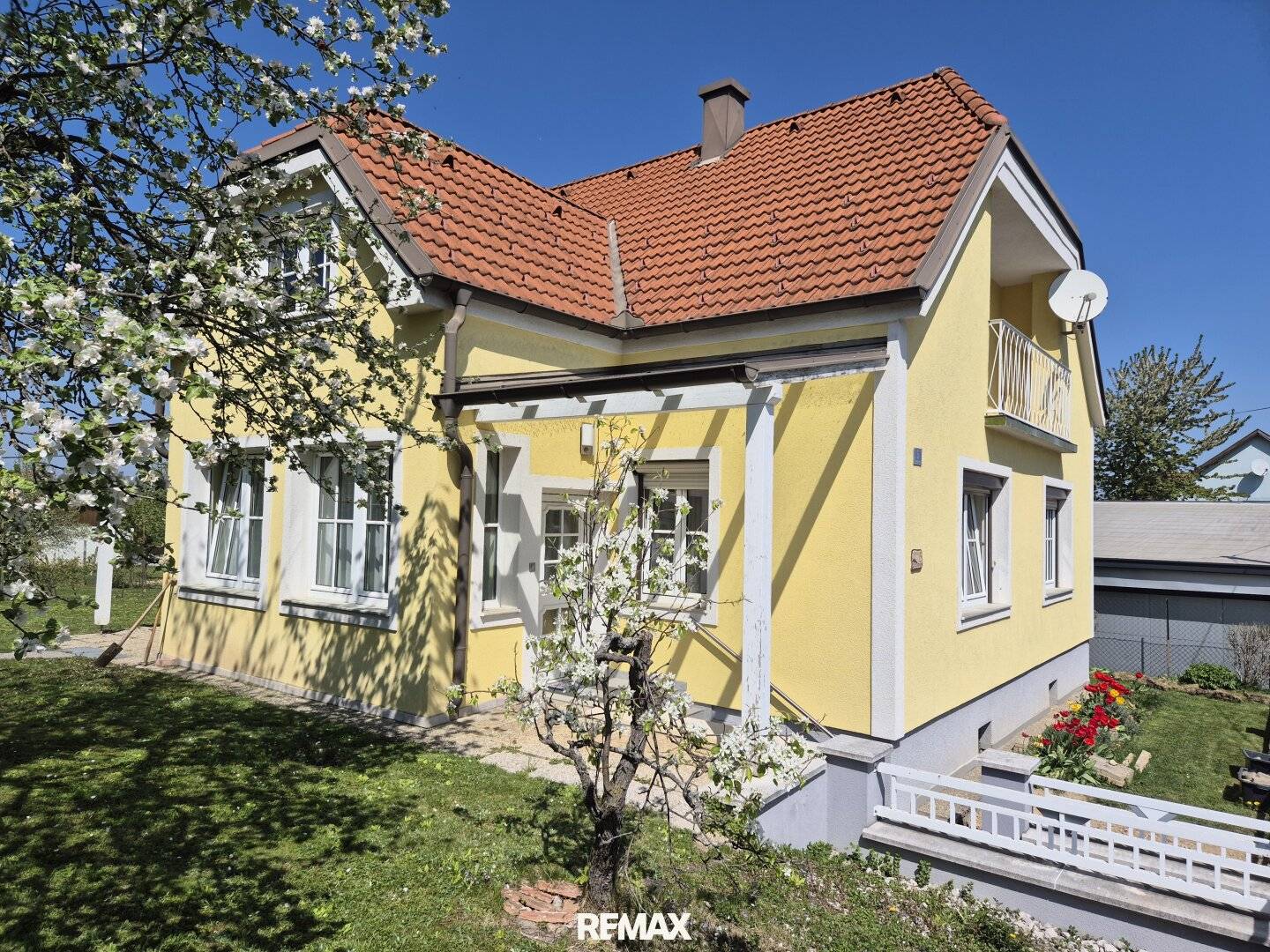 Einfamilienhaus mit Garten und Nebengebäuden am Waldrand