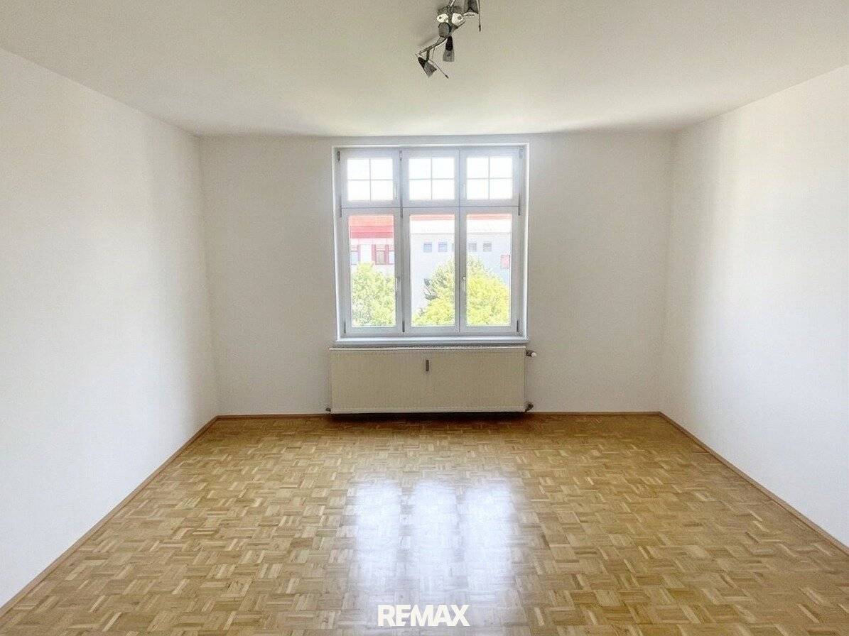 Helle Wohnung mit Parkett im fünften Stock mit Lift