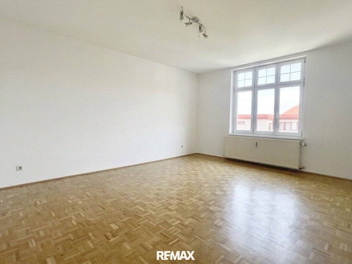 Helle Wohnung mit Parkett im fünften Stock mit Lift