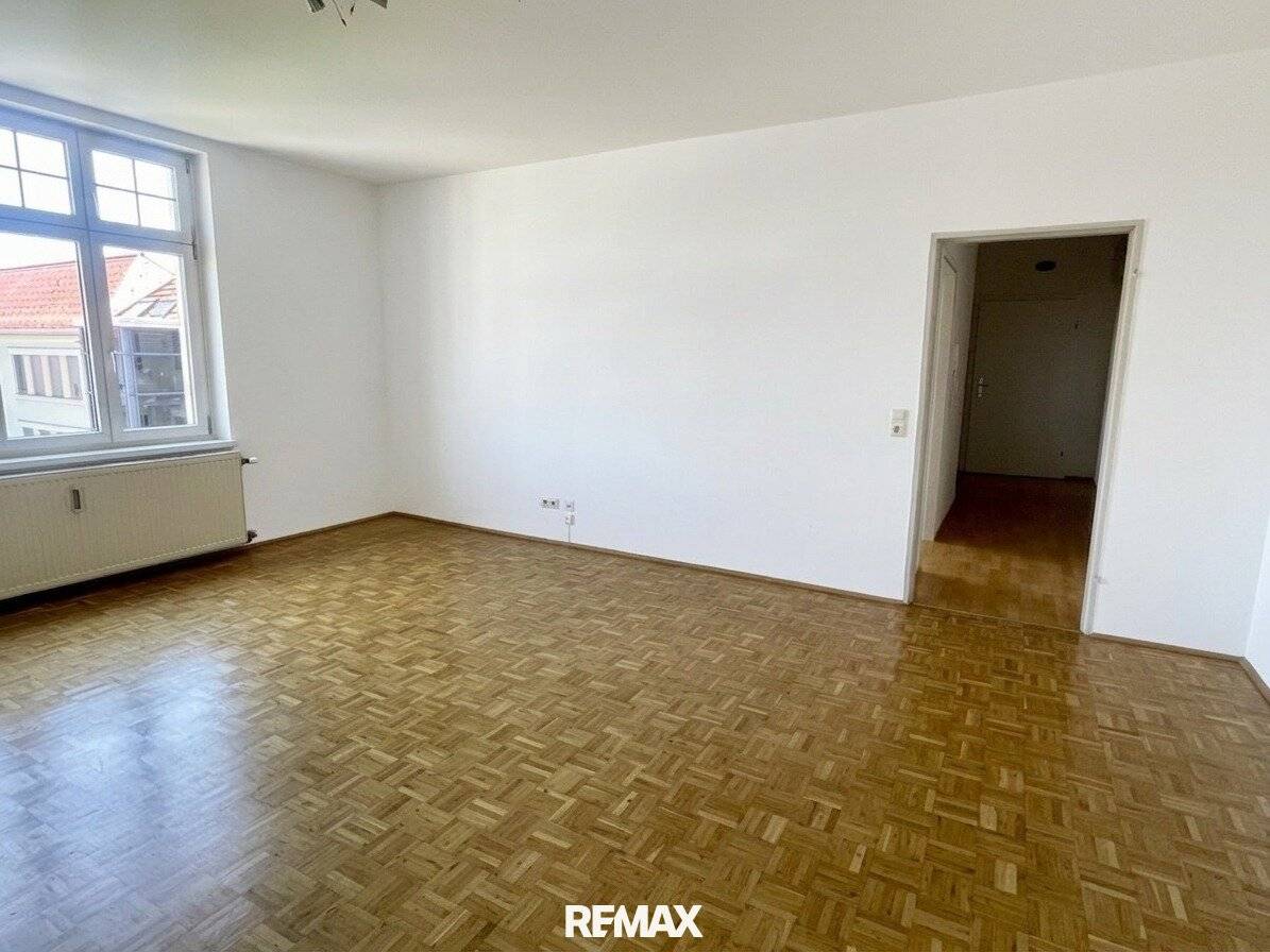 Helle Wohnung mit Parkett im fünften Stock mit Lift