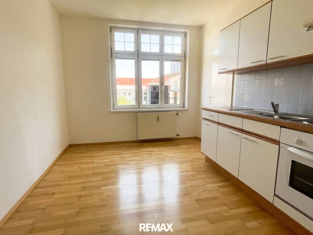Helle Wohnung mit Parkett im fünften Stock mit Lift