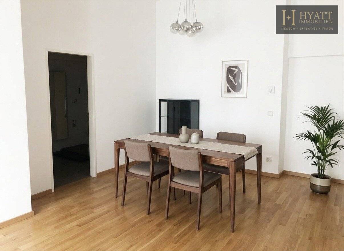 Altbau Apartment with Parquet and Fitted Kitchen in Quiet Courtyard Location