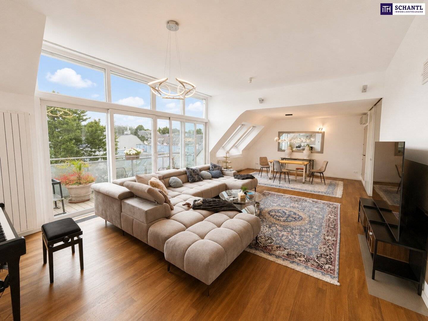 Penthouse with two terraces and private elevator in the Cottage district