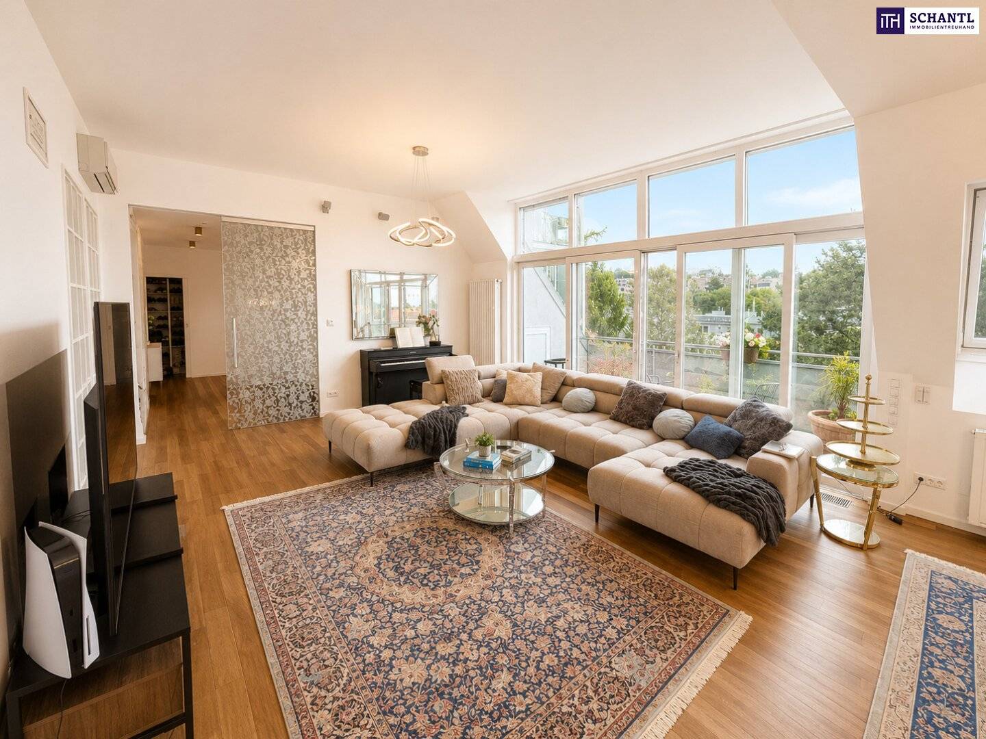 Penthouse with two terraces and private elevator in the Cottage district