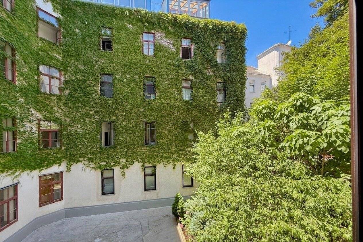 Quiet courtyard old building jewel with a green future view: Your urban feel good oasis near Westbahnhof