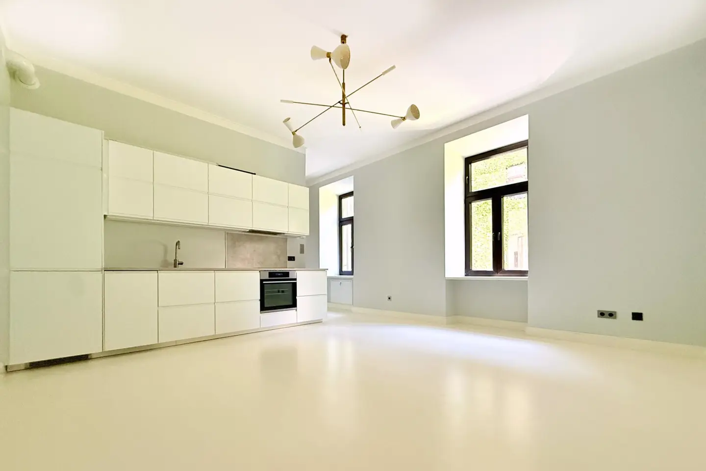 Quiet courtyard old building jewel with a green future view: Your urban feel good oasis near Westbahnhof