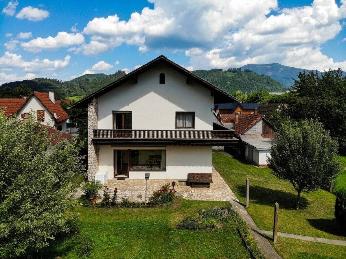 Großzügiges Wohnhaus mit Zweitgebäude und Garage in sonniger Lage