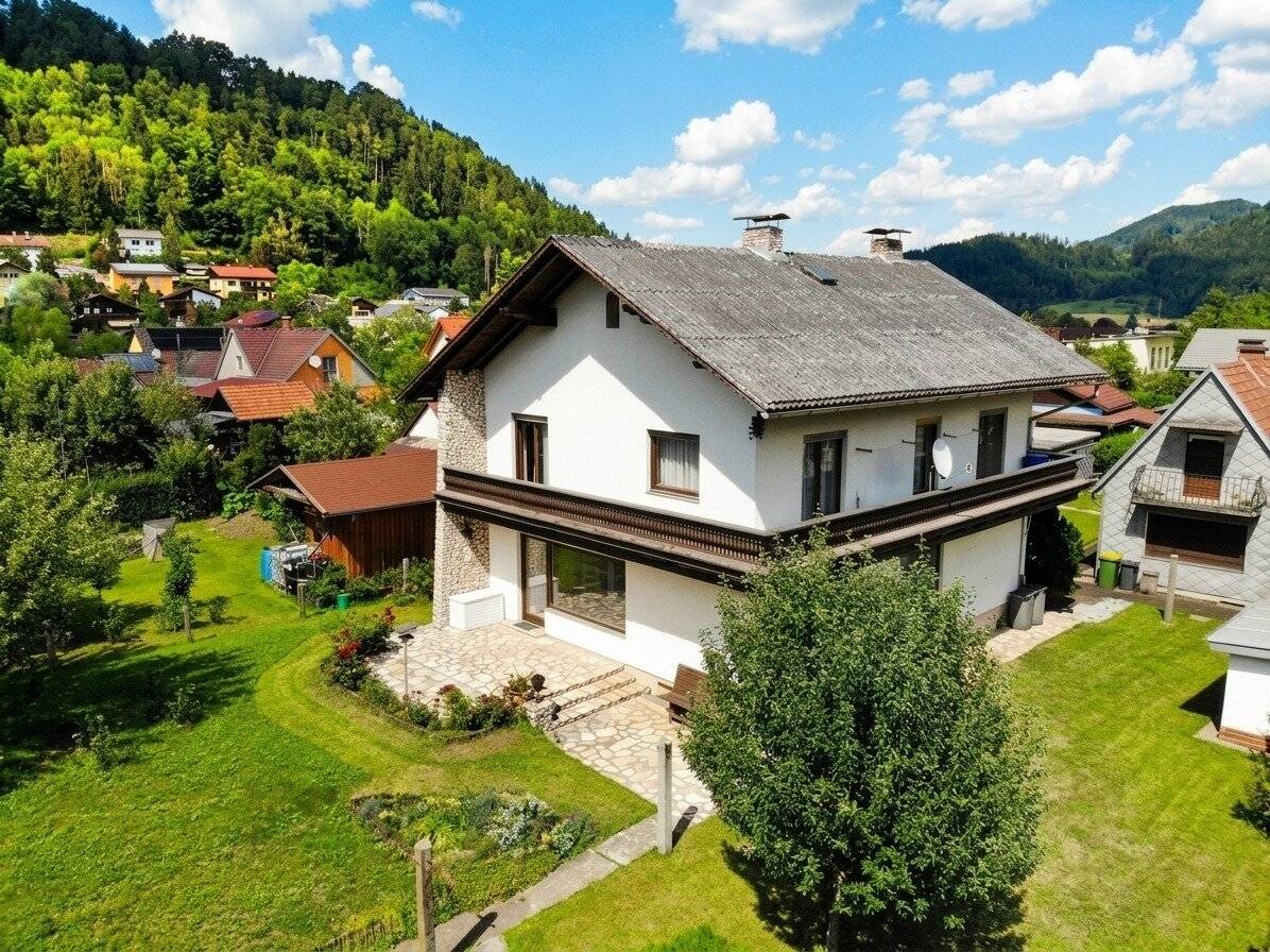 Großzügiges Wohnhaus mit Zweitgebäude und Garage in sonniger Lage