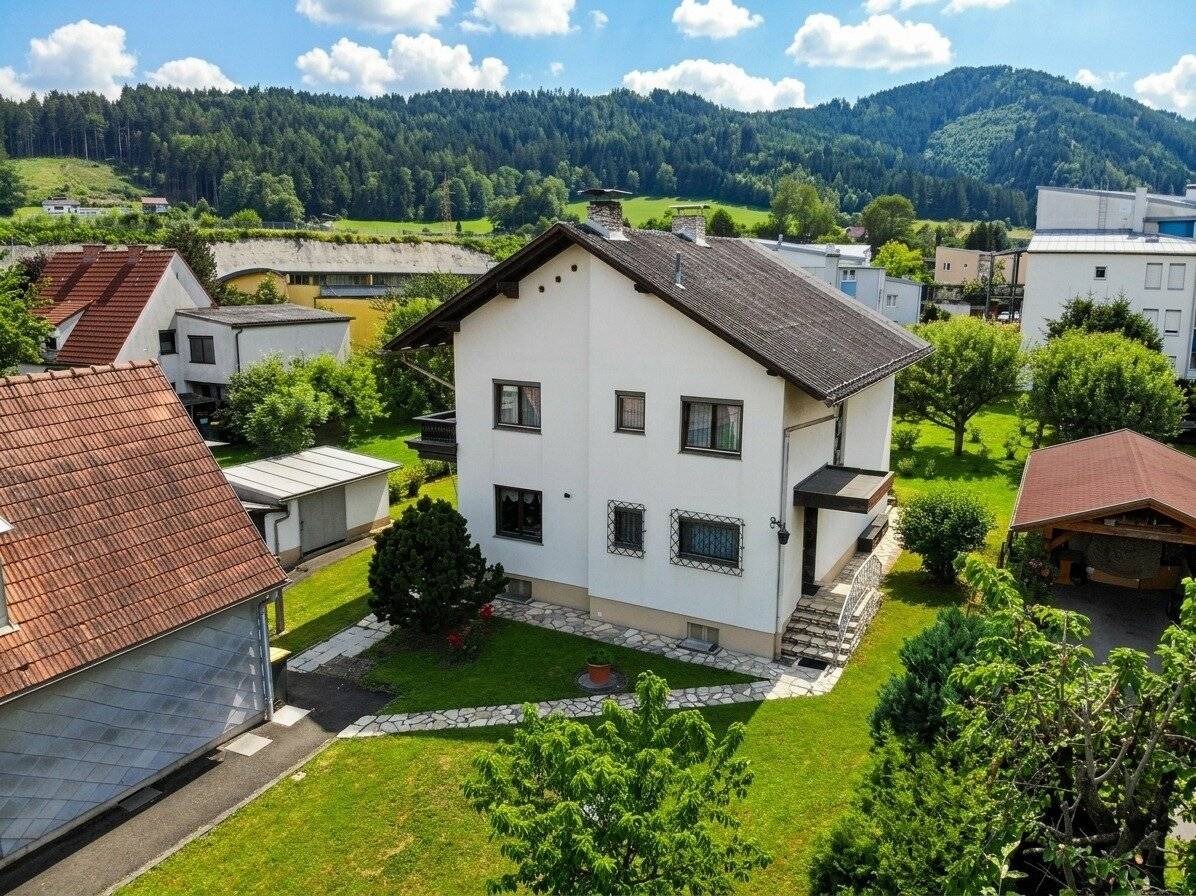 Großzügiges Wohnhaus mit Zweitgebäude und Garage in sonniger Lage