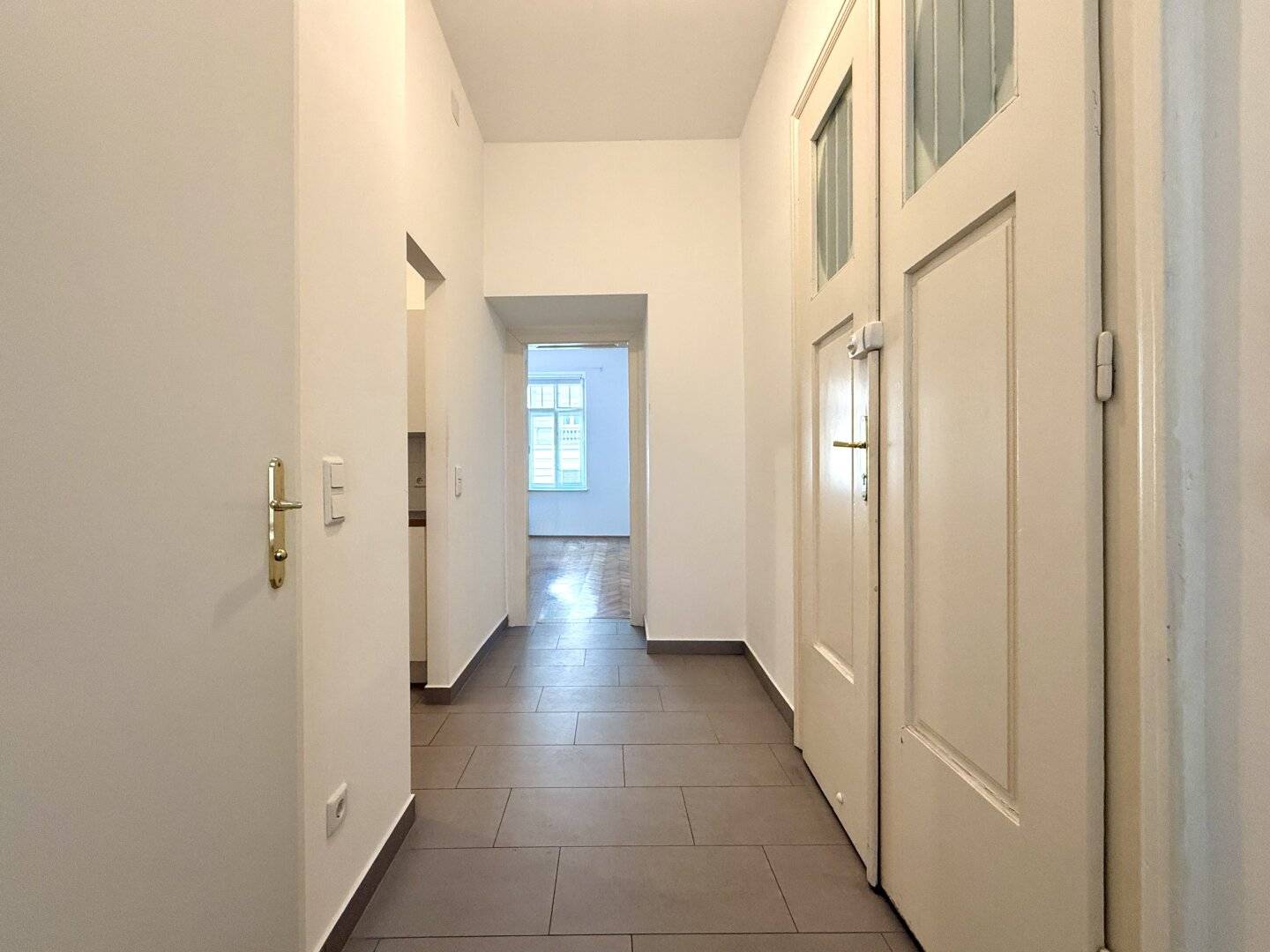 Charmante Altbauwohnung mit hoher Decke und separater Küche