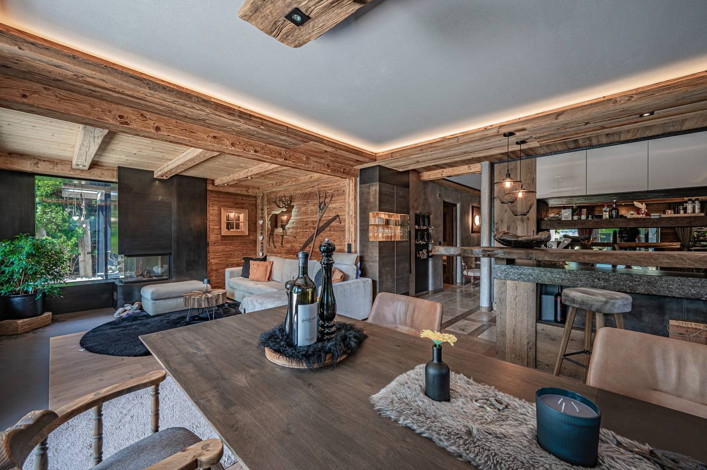 Ground floor apartment with south and west terraces in sunny location