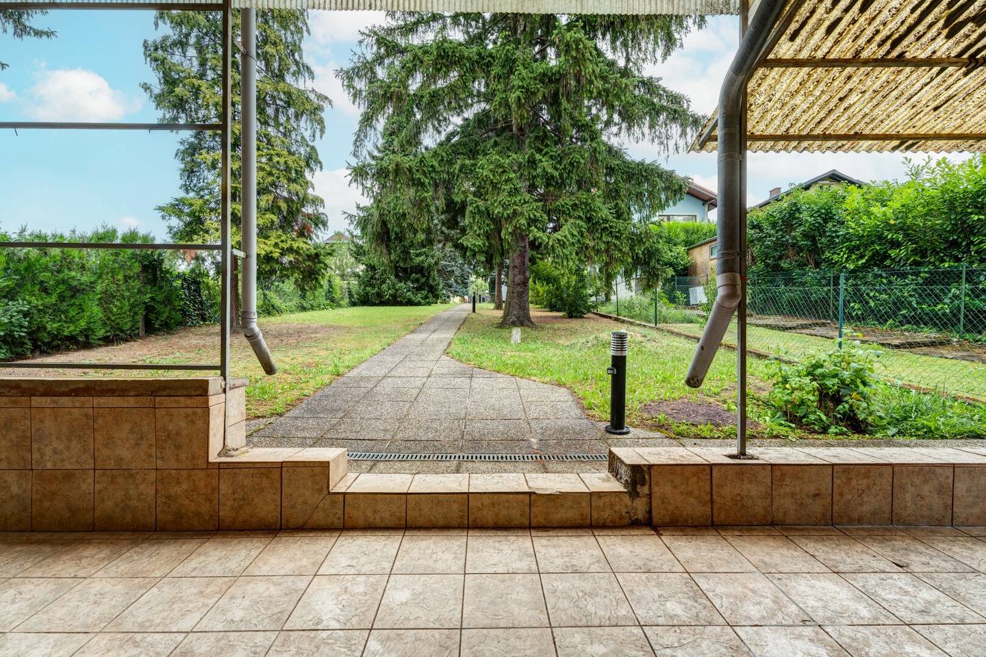 Sanierungsbedürftiges Haus mit Garten in Grünruhelage