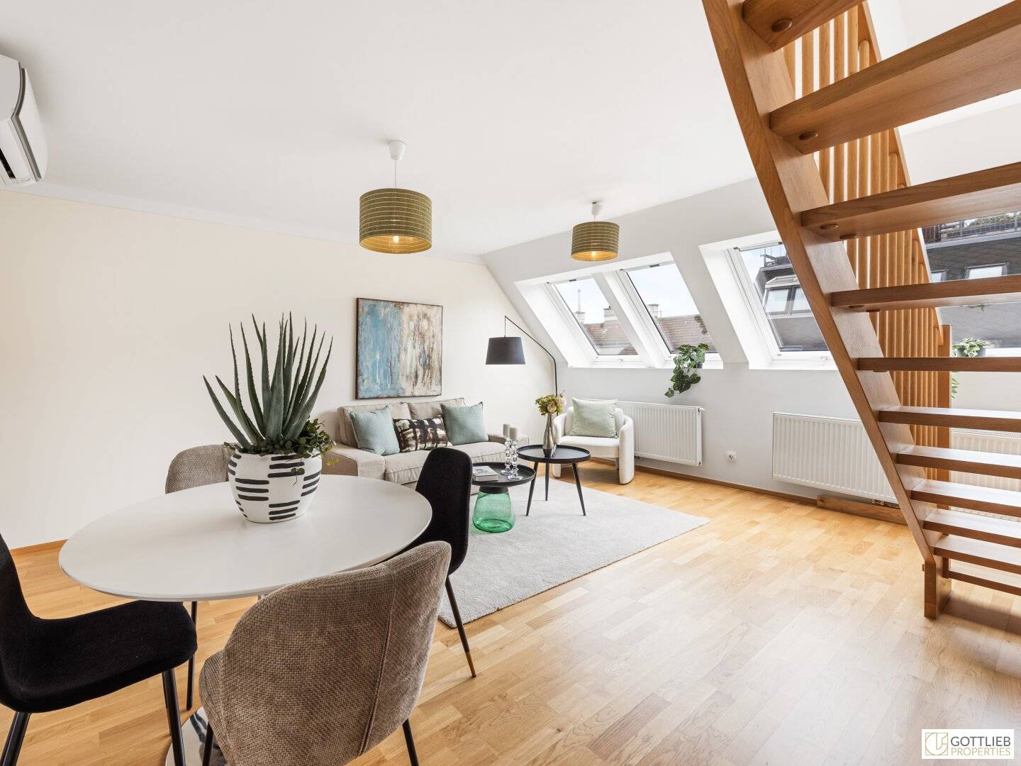 Sonnendurchflutete Dachgeschosswohnung im Servitenviertel