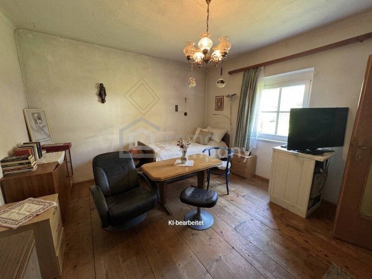 Sanierungsbedürftiges Einfamilienhaus mit Balkon und Terrasse
