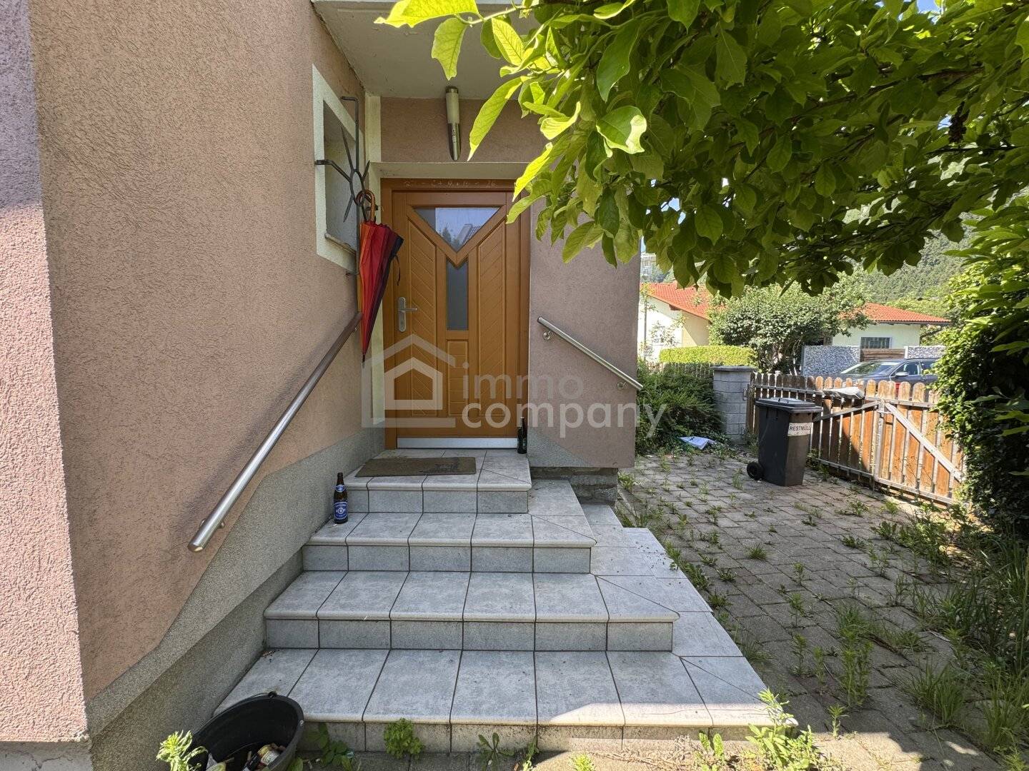 Sanierungsbedürftiges Einfamilienhaus mit Balkon und Terrasse