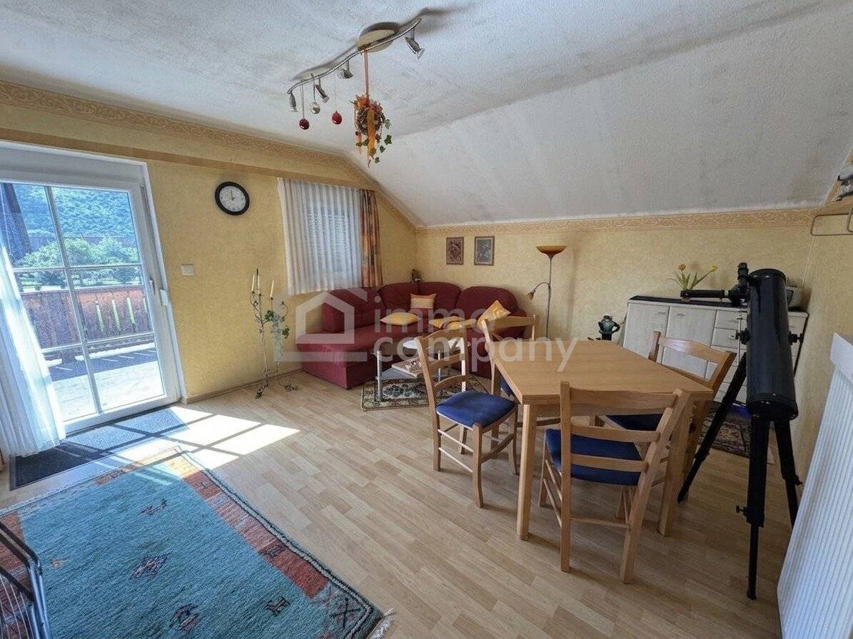 Sanierungsbedürftiges Einfamilienhaus mit Balkon und Terrasse