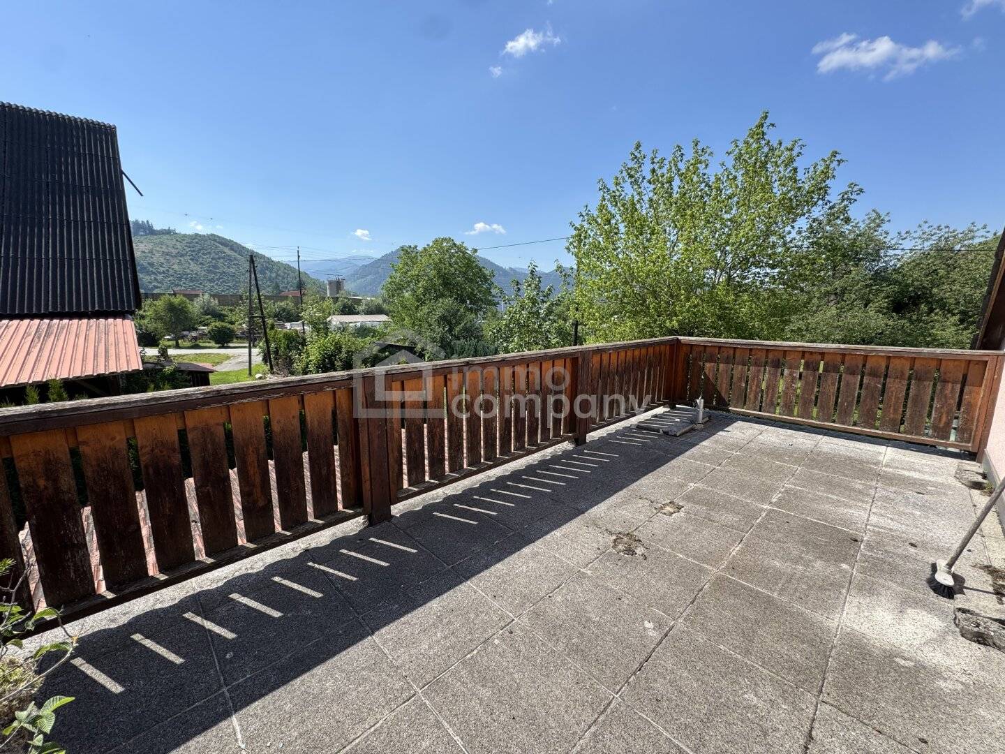 Sanierungsbedürftiges Einfamilienhaus mit Balkon und Terrasse