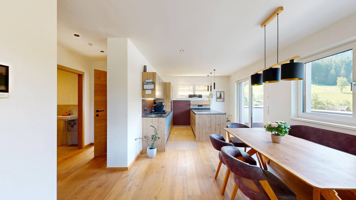 Einfamilienhaus mit Einliegerwohnung und Terrasse in Berglage
