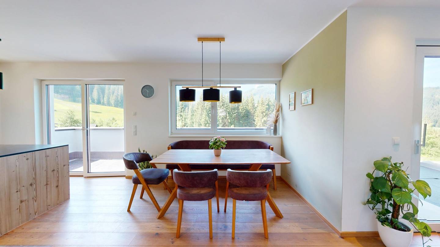 Einfamilienhaus mit Einliegerwohnung und Terrasse in Berglage