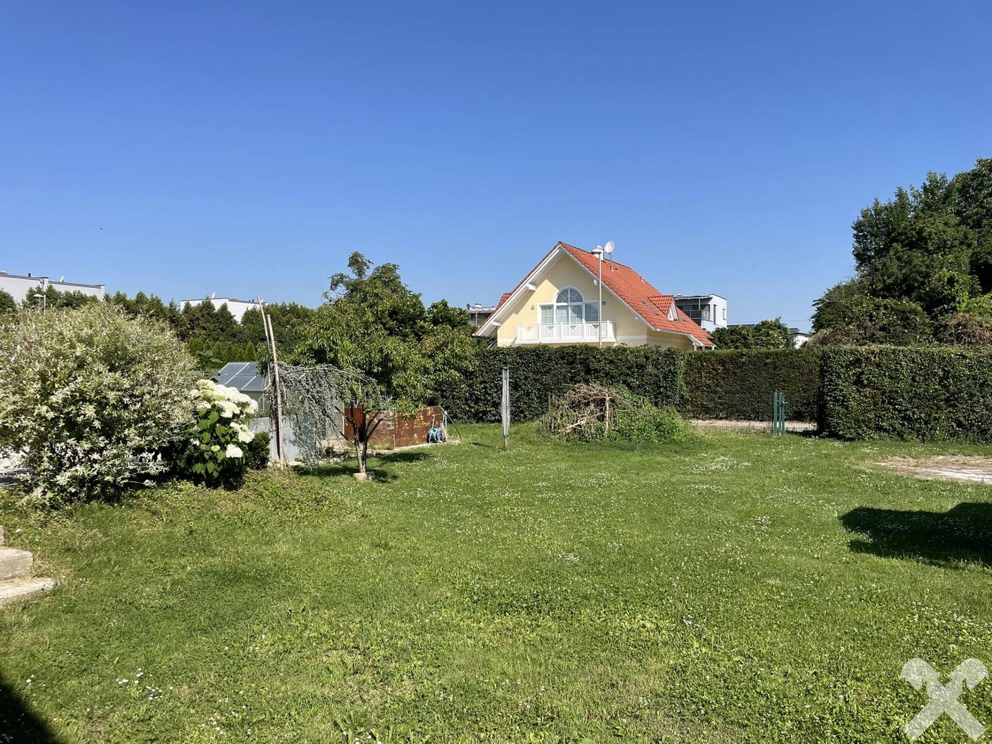 Well maintained house with balcony in a quiet green setting