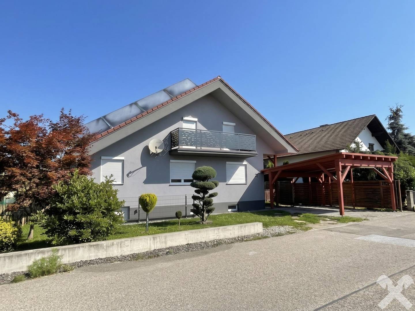Well maintained house with balcony in a quiet green setting