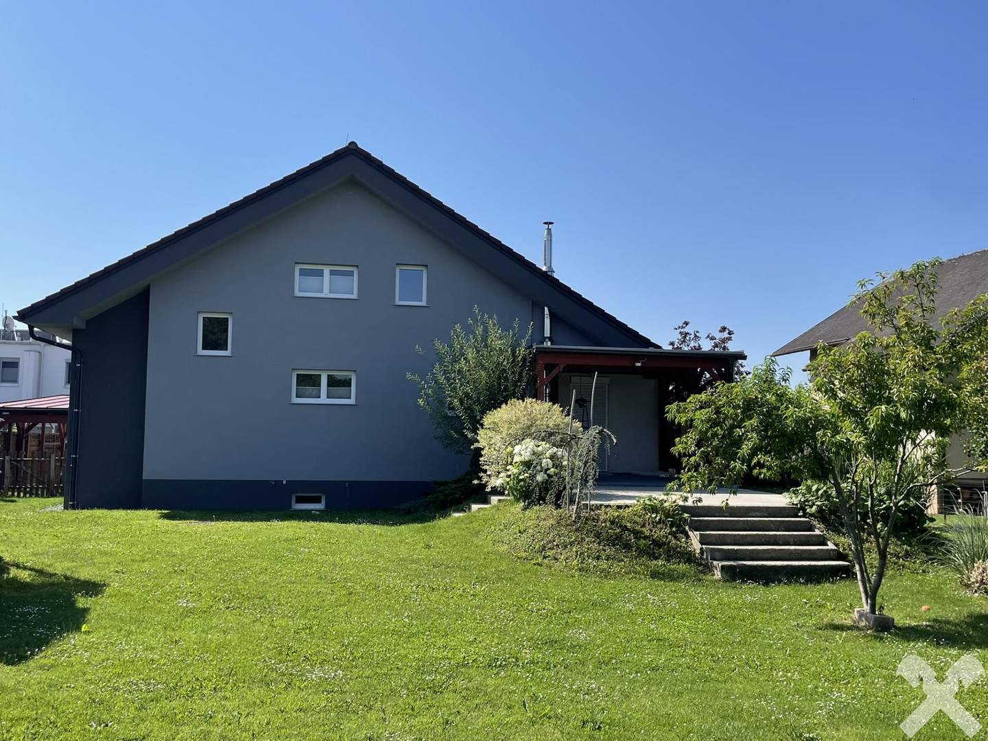 Well maintained house with balcony in a quiet green setting