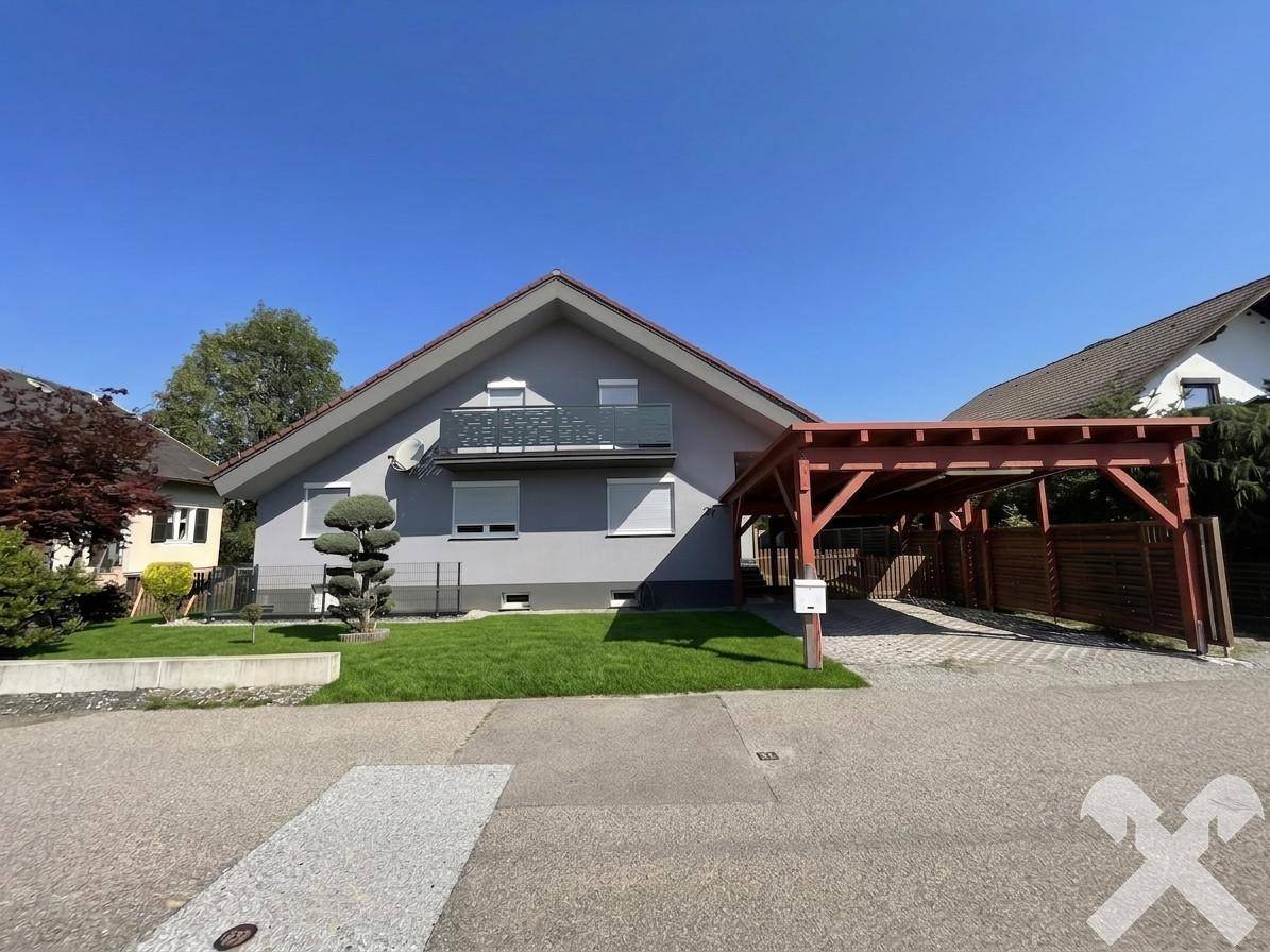 Well maintained house with balcony in a quiet green setting