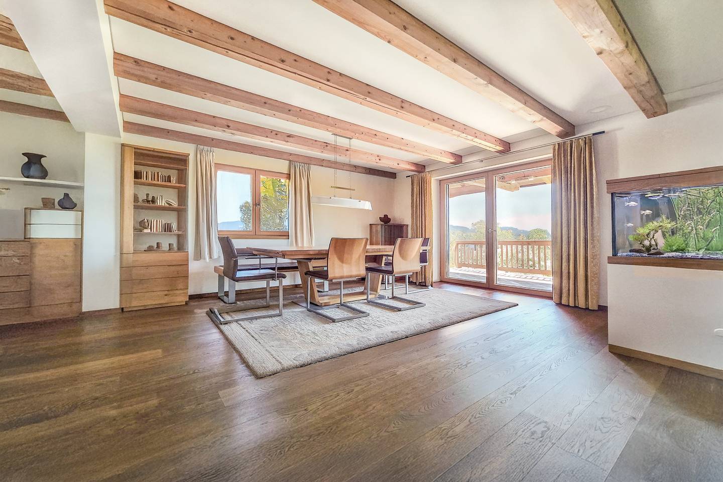 Landhausvilla mit Pool und Alpenblick in idyllischer Grünlage