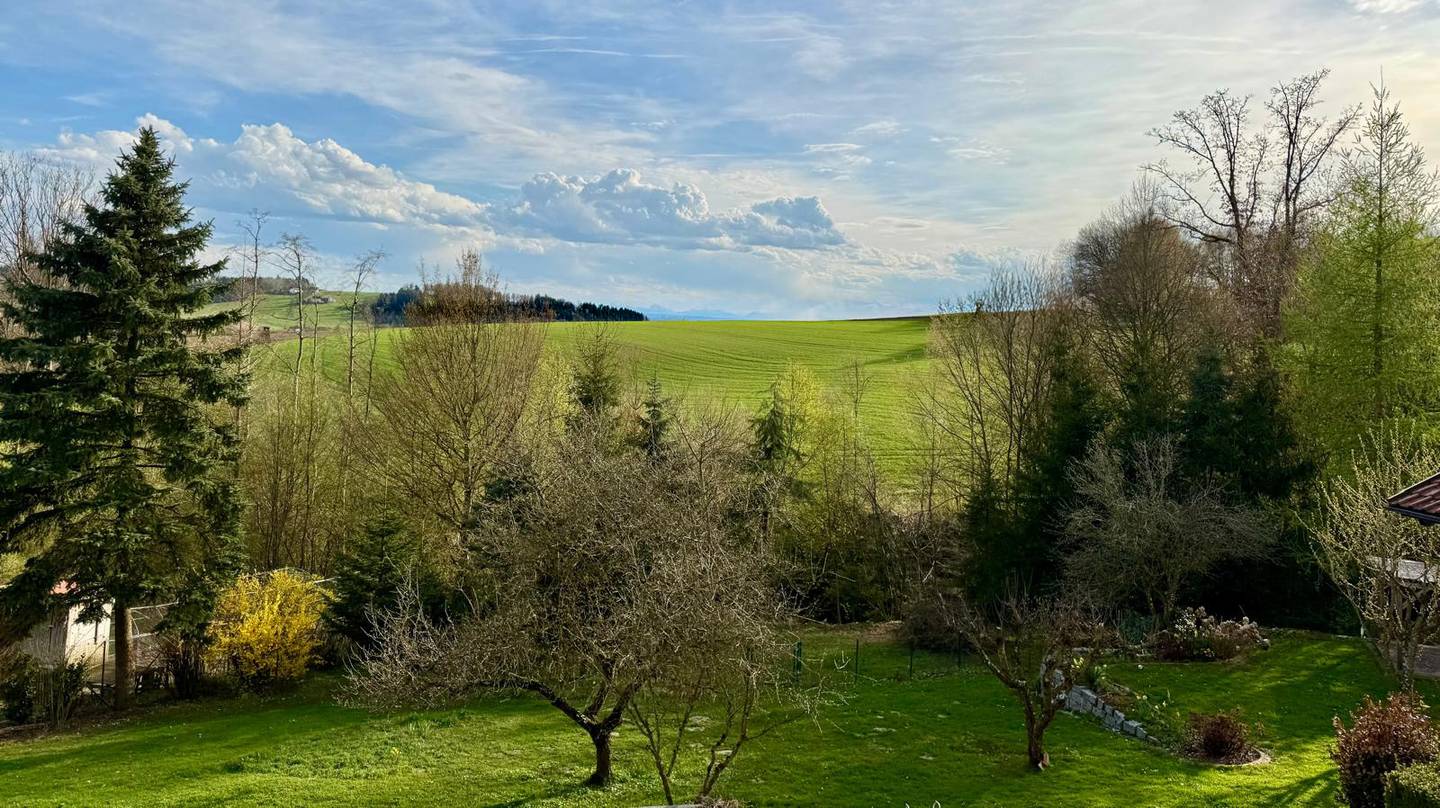 Landhausvilla mit Pool und Alpenblick in idyllischer Grünlage