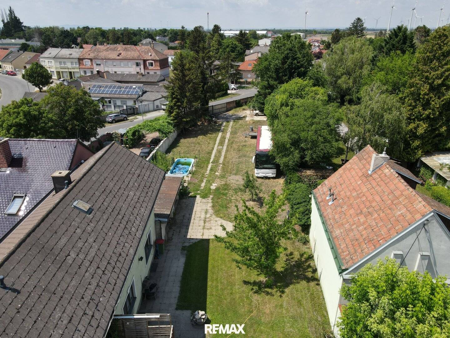 Mehrfamilienhaus mit Pool und Entwicklungspotenzial