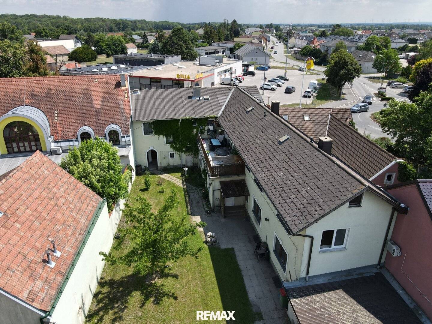 Mehrfamilienhaus mit Pool und Entwicklungspotenzial
