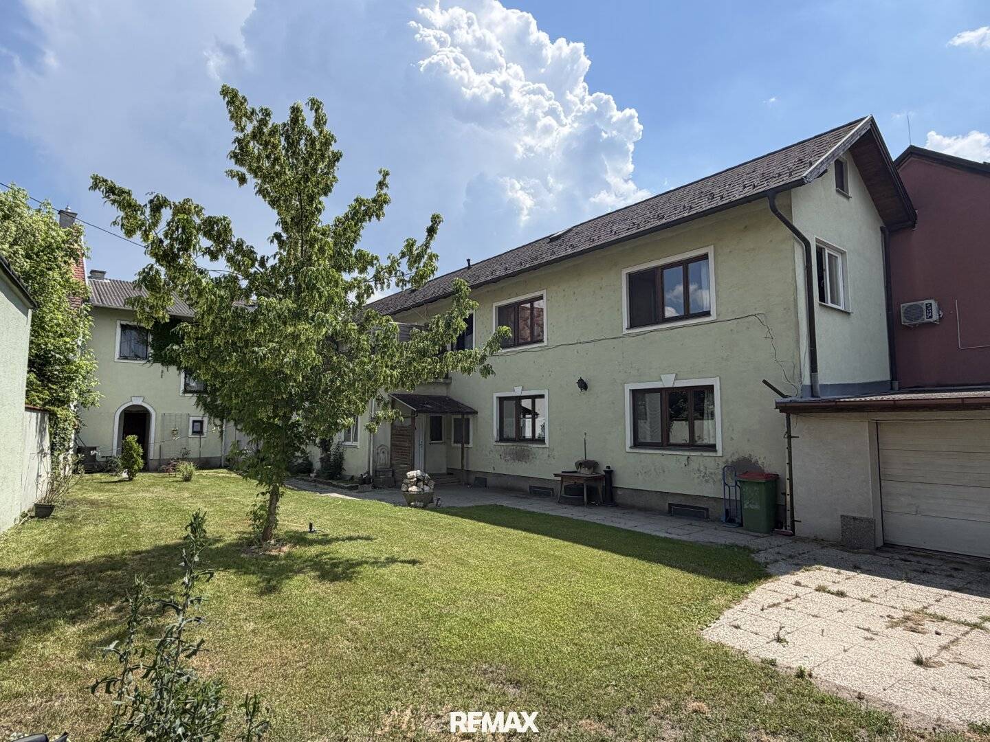 Mehrfamilienhaus mit Pool und Entwicklungspotenzial