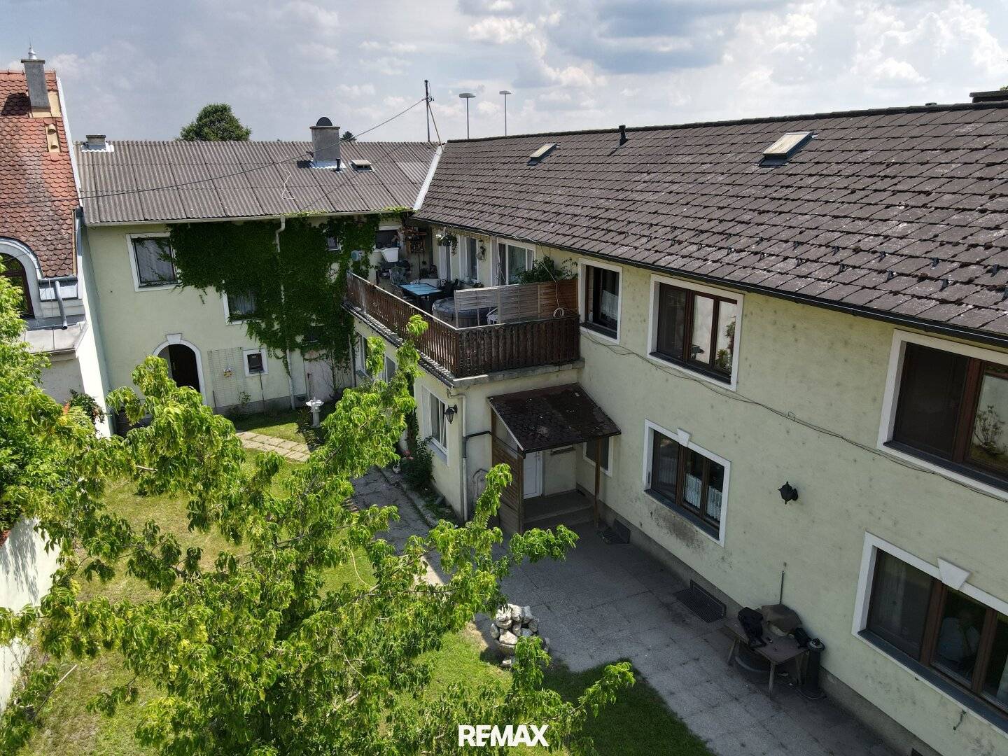 Mehrfamilienhaus mit Pool und Entwicklungspotenzial