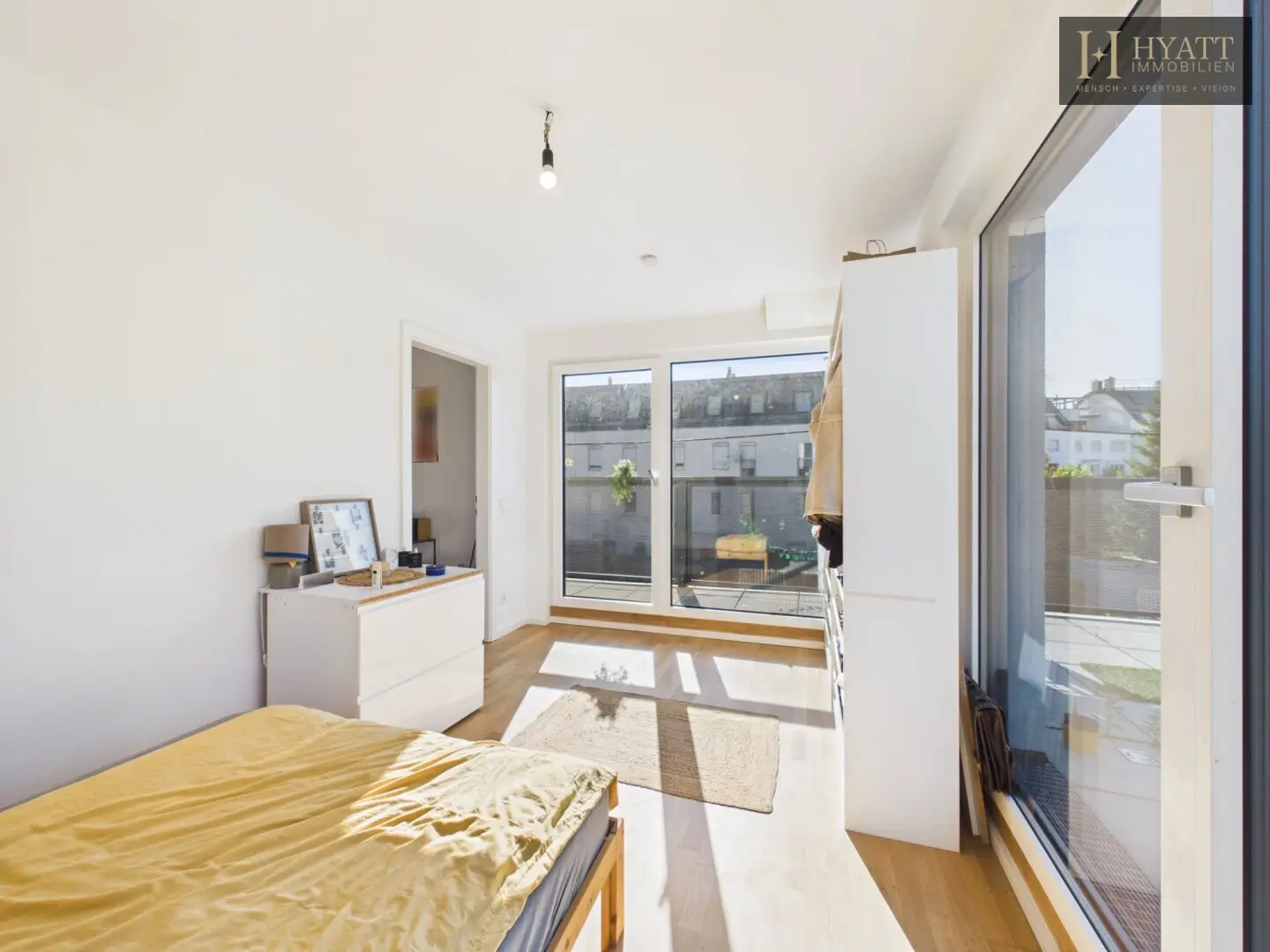 Neuwertige Dachgeschosswohnung mit Balkon und Terrasse
