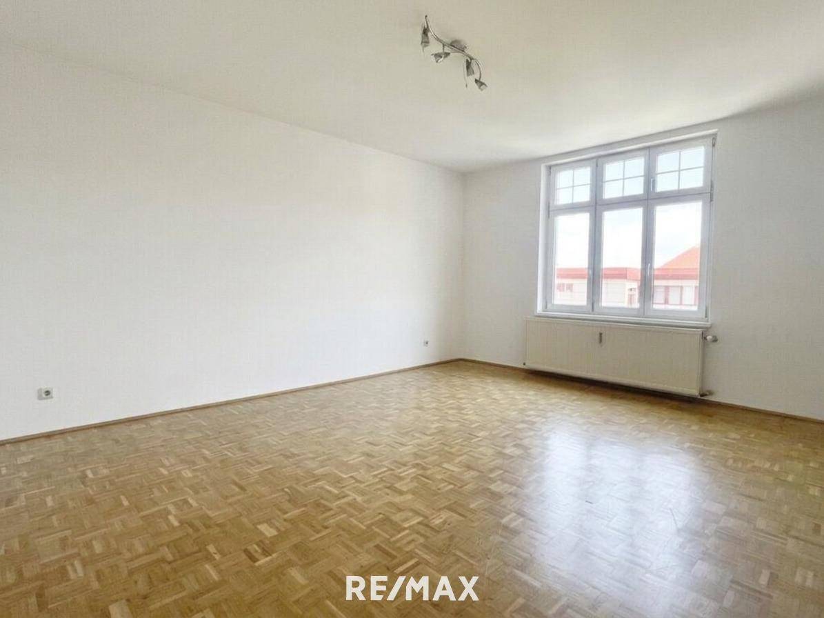Hofseitige Wohnung mit Parkett und Fernwärme