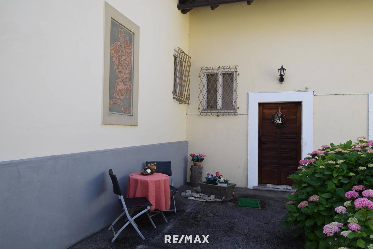 Teilrenovierte Haushälfte mit Balkon und Garten